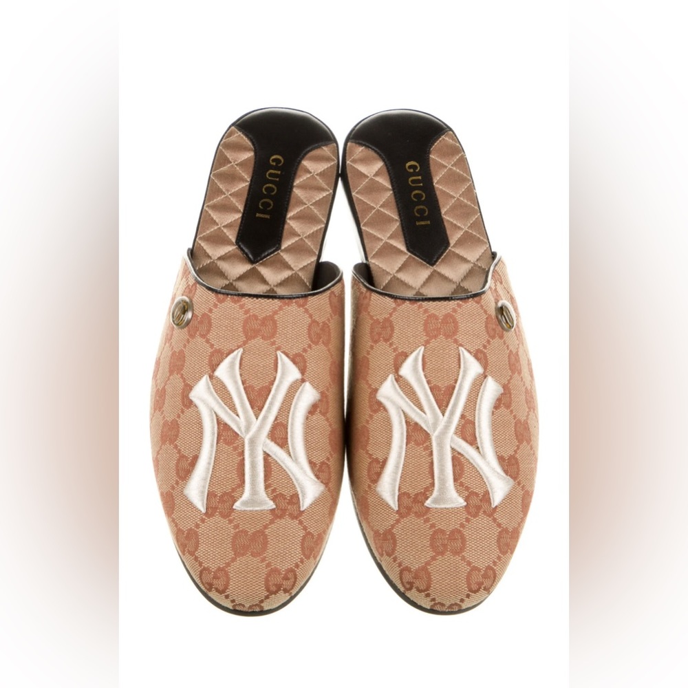 GUCCI
NY Yankees GG Canvas Slippers ( 100% Authentic)